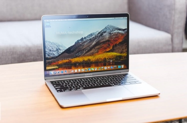 Macbook Pro 2018 su tavolo