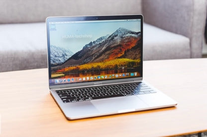 Macbook Pro 2018 su tavolo