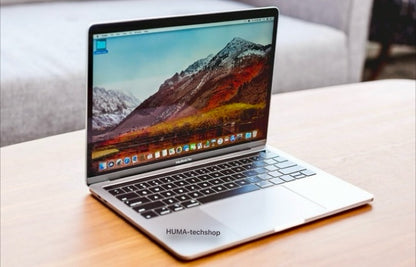 Macbook Pro 2018 su tavolo schermo