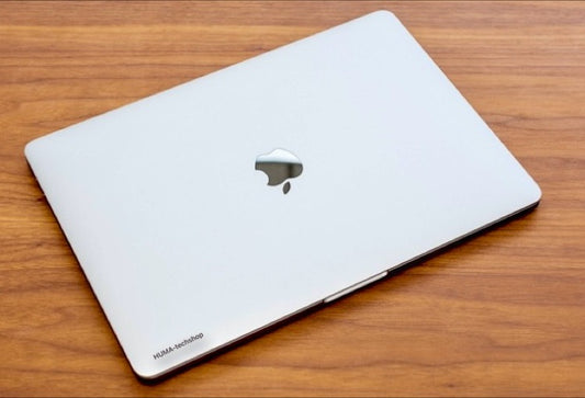 Macbook Pro 2018 su tavolo