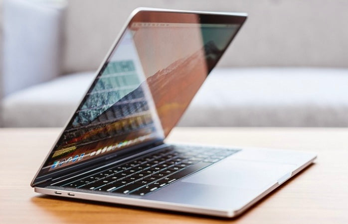 Macbook Pro 2018 su tavolo aperto