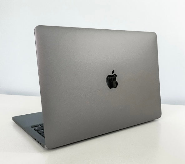 Macbook Pro 2018 aperto-retro