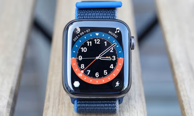 Apple-Watch-series-6-su-asse-legno